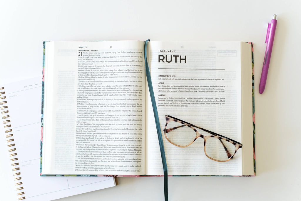 Daily Wisdom Devotional Bible for Teen Girls