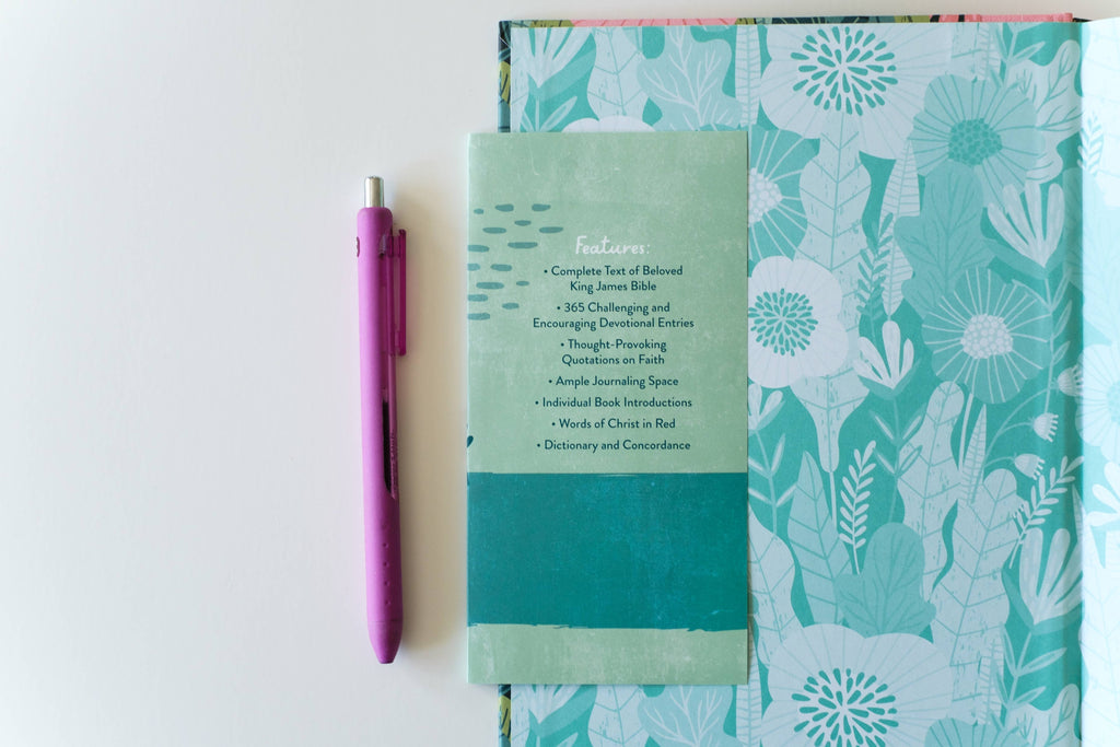 Daily Wisdom Devotional Bible for Teen Girls