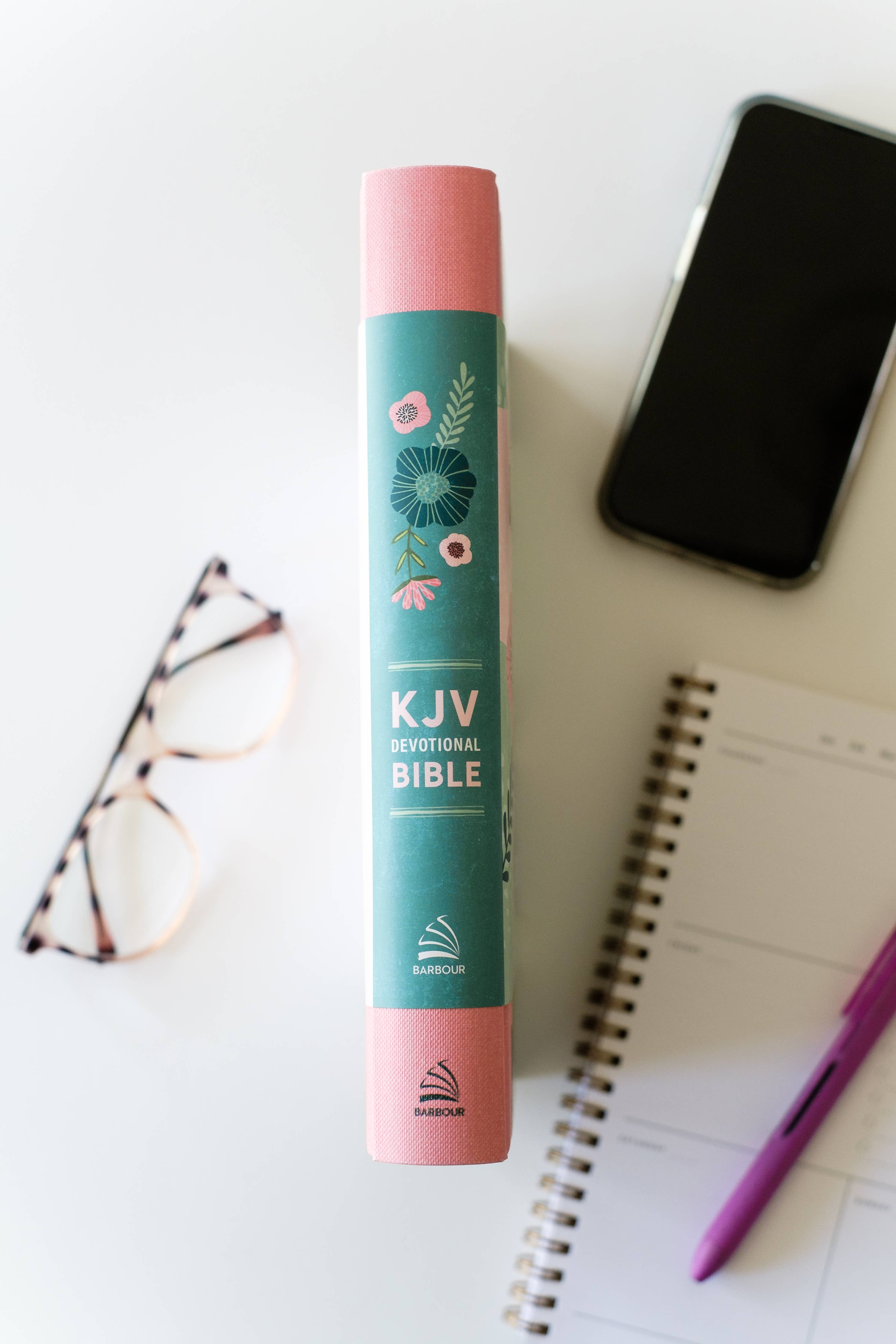 Daily Wisdom Devotional Bible for Teen Girls