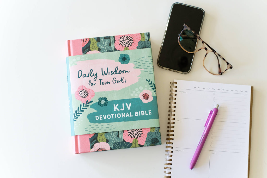 Daily Wisdom Devotional Bible for Teen Girls